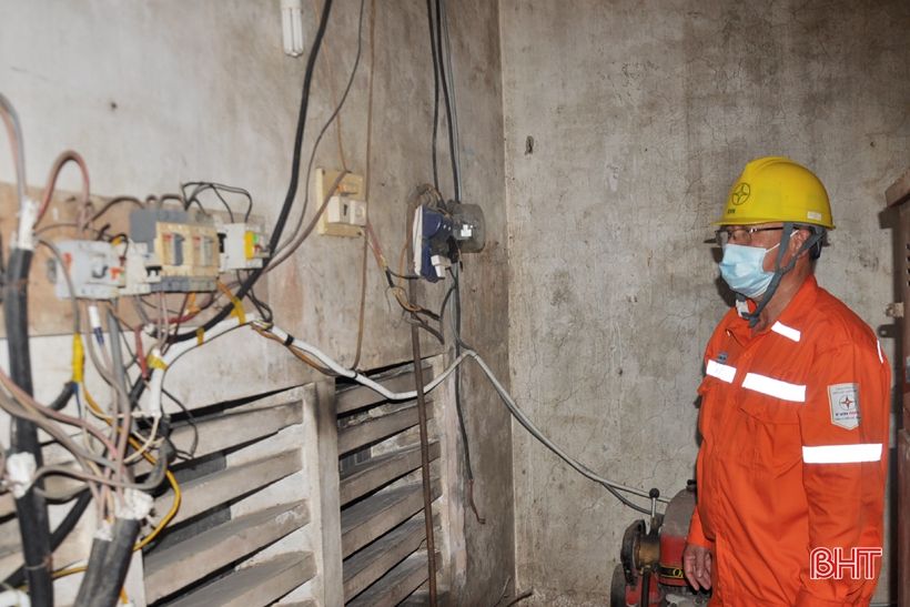 Lưới điện mất an toàn: Ngành điện giục, Ban Quản lý chợ Hà Tĩnh “câu giờ”!