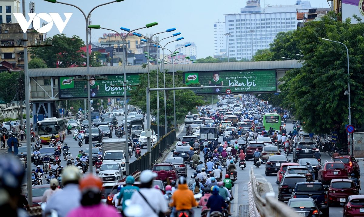 Nới lỏng một số hoạt động, đường phố Hà Nội lại tái diễn cảnh tắc nghẽn