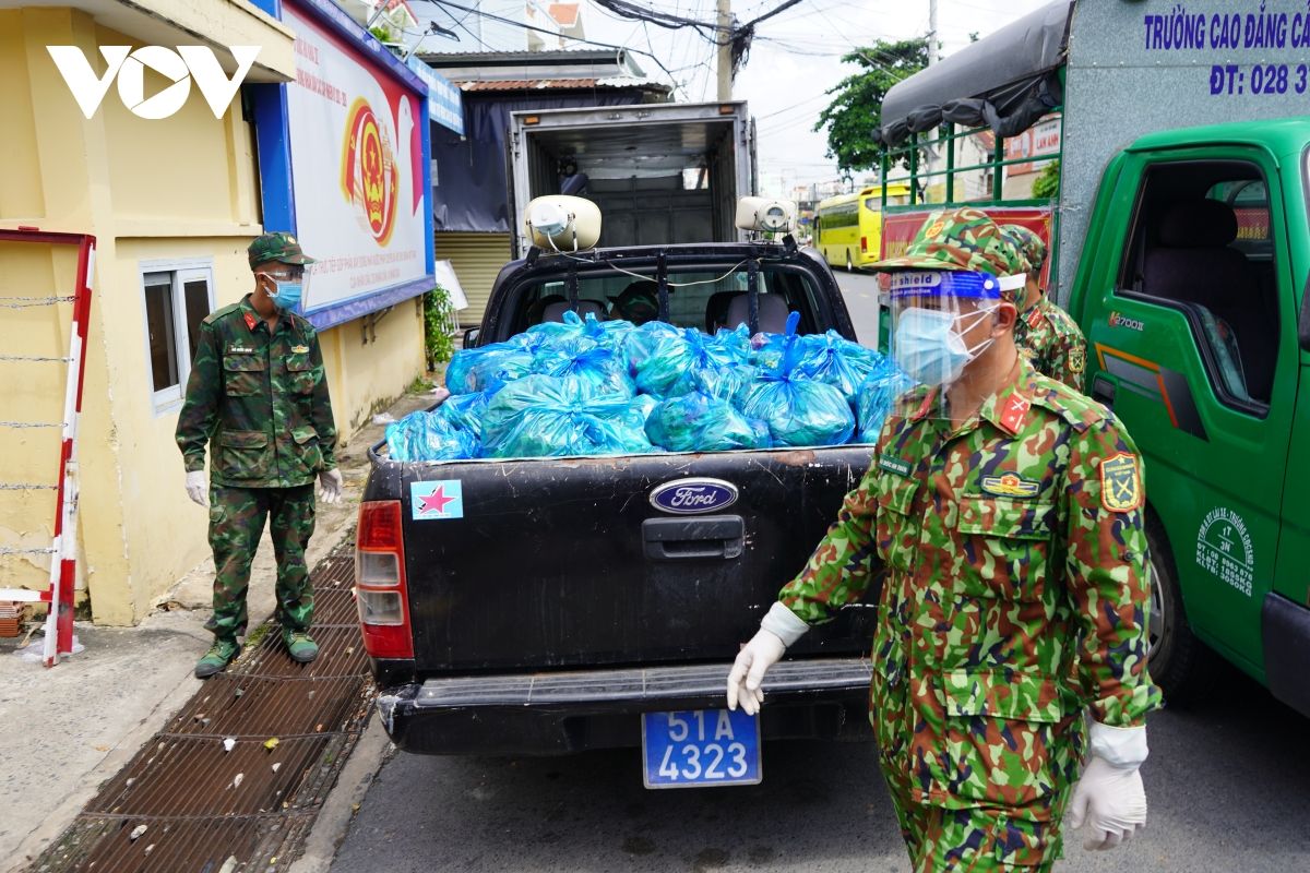 Bộ đội rong ruổi khắp các ngõ hẻm đưa lương thực, thực phẩm đến với người dân