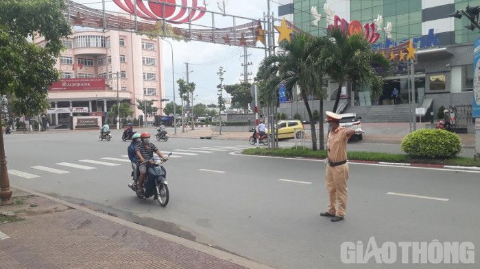 Bạc Liêu lập thêm chốt kiểm soát, hạn chế người dân ra đường sau 18h