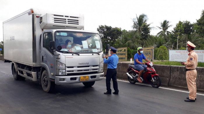 Bạc Liêu: "Siết" người dân ra đường, tạm dừng các phòng khám tư nhân