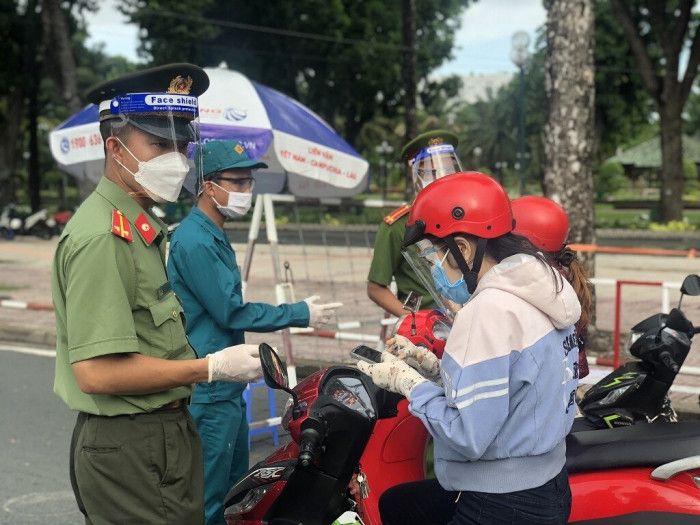 TP.HCM: Ngày đầu thay giấy đi đường mới, nơi cho đi, chỗ bắt quay đầu