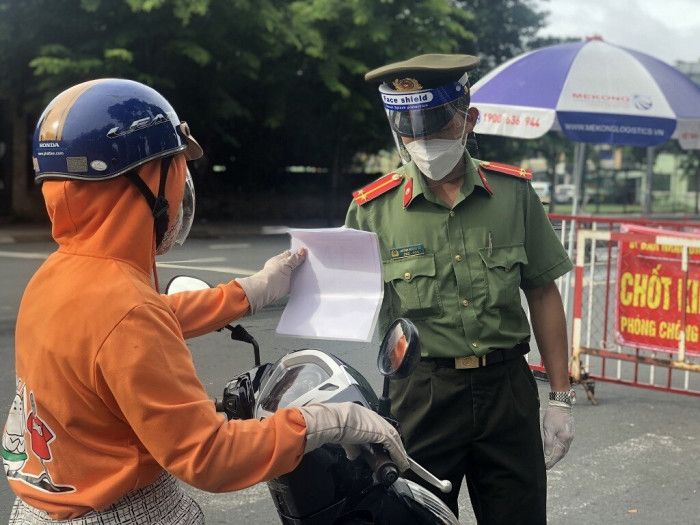 TP.HCM: Ngày đầu thay giấy đi đường mới, nơi cho đi, chỗ bắt quay đầu