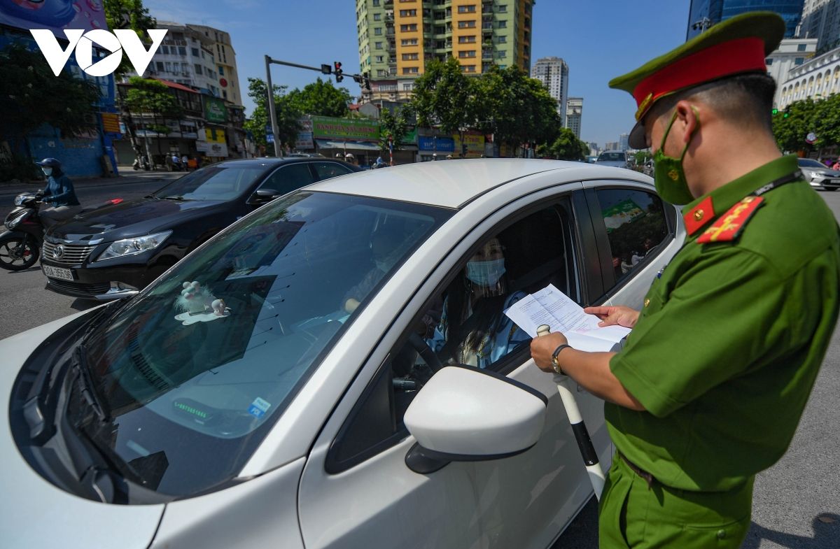 Hà Nội lập chốt trên nhiều tuyến đường kiểm soát người ra đường không lý do