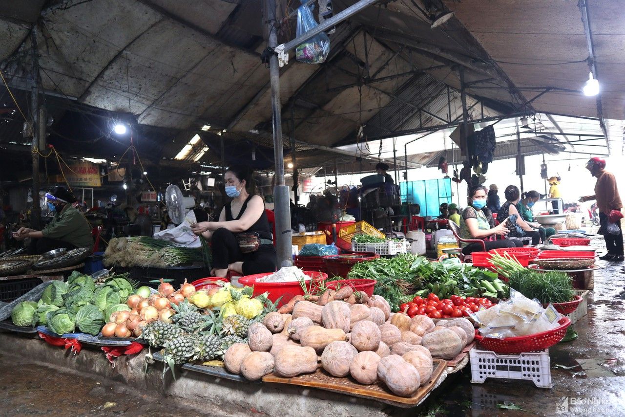 Chợ, siêu thị TP Vinh vắng hẳn sau một ngày cách ly 8 khu dân cư