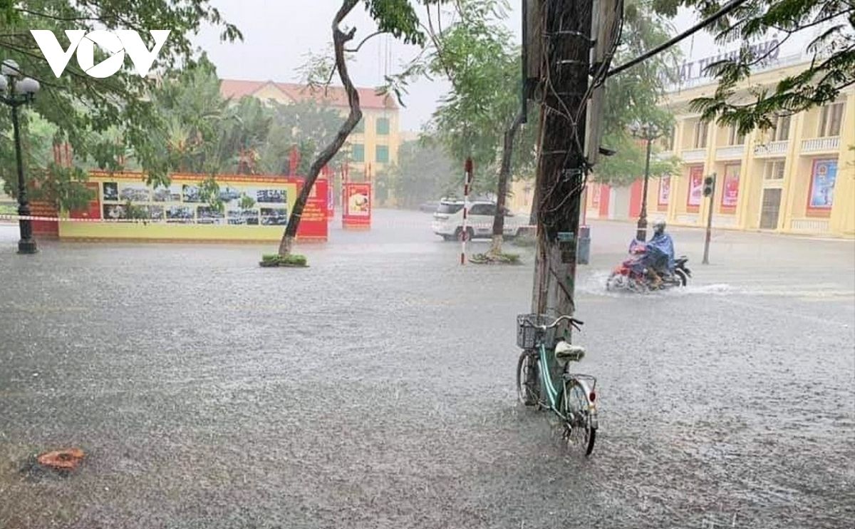 Đường phố Hải Phòng thành....sông sau trận mưa lớn kéo dài