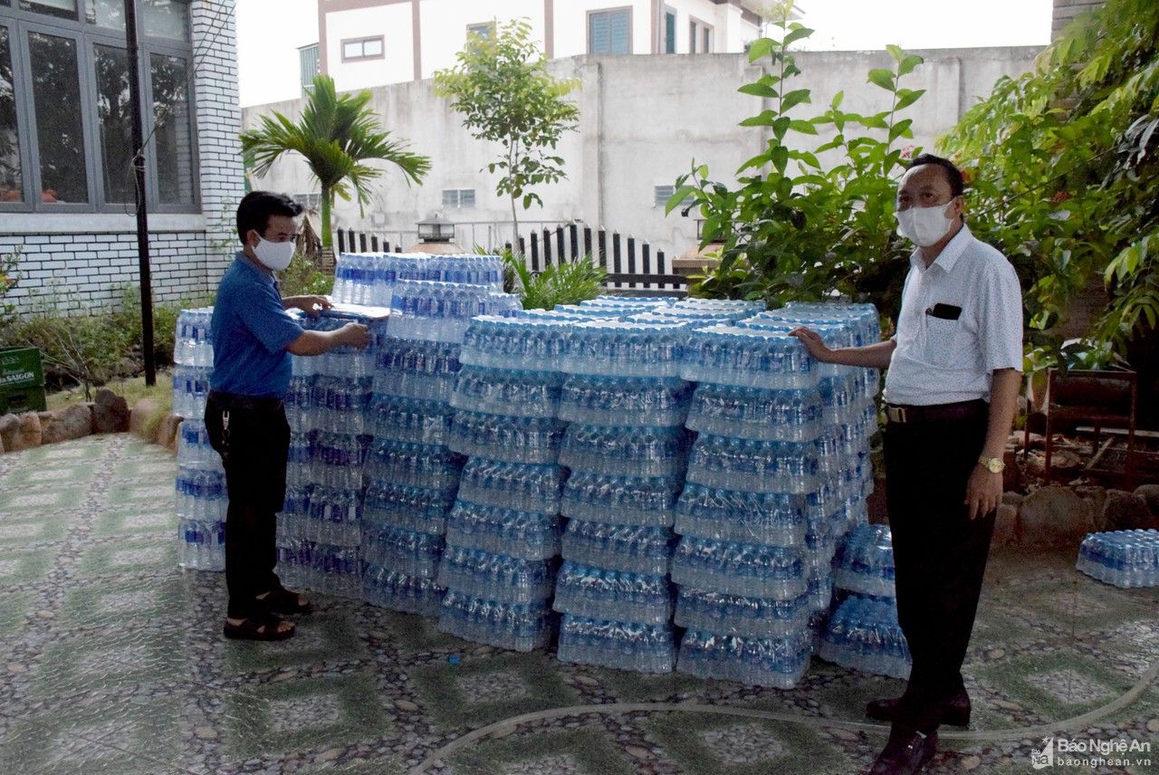 Yên Thành nấu cơm miễn phí cho hàng nghìn người cách ly tập trung 