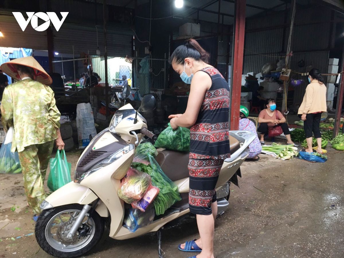 Sáng đầu tiên giãn cách, chợ dân sinh Hà Nội vẫn đông người dù hàng hóa không thiếu