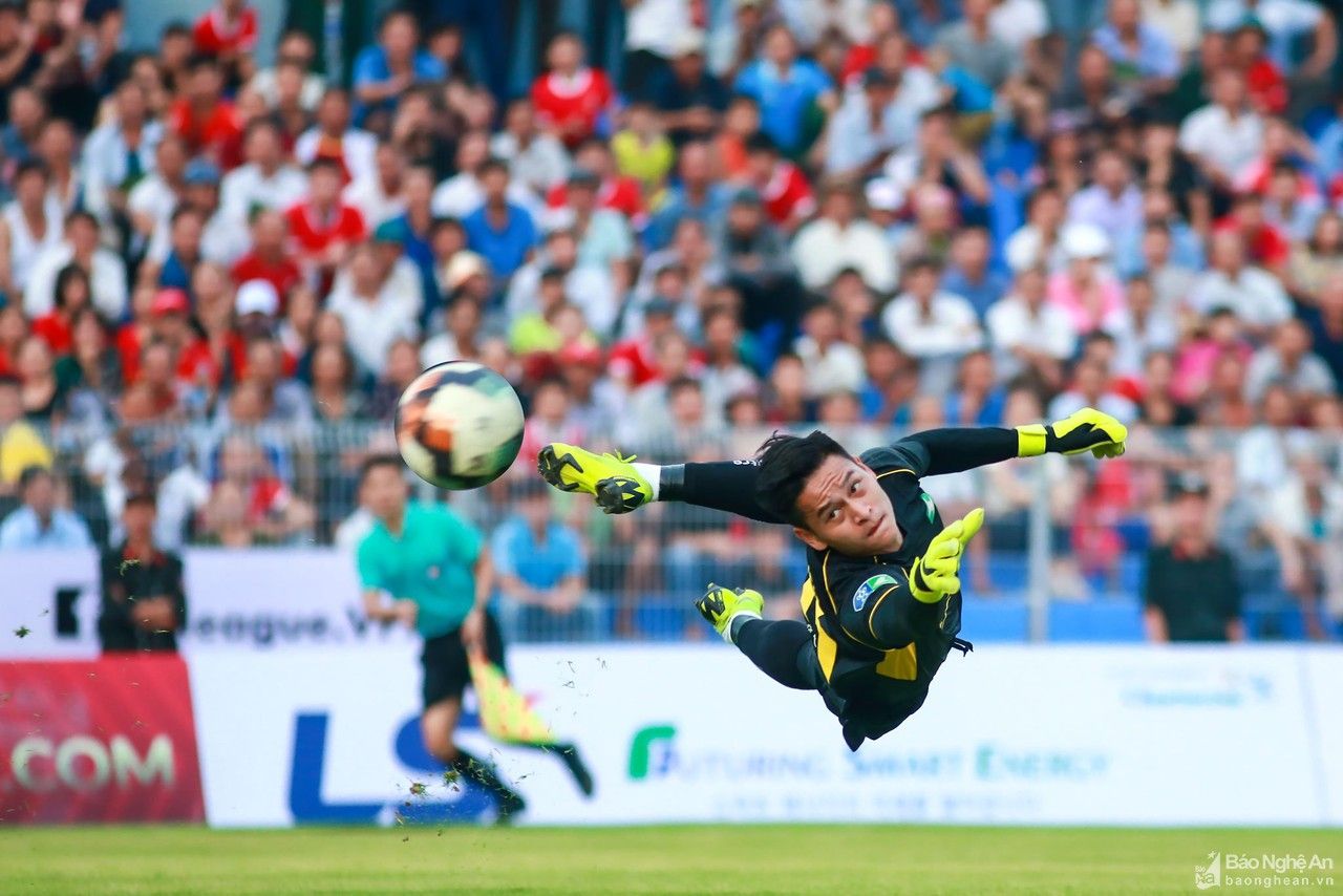 Cầu thủ SLNA ấm áp bên gia đình trong những ngày giãn cách