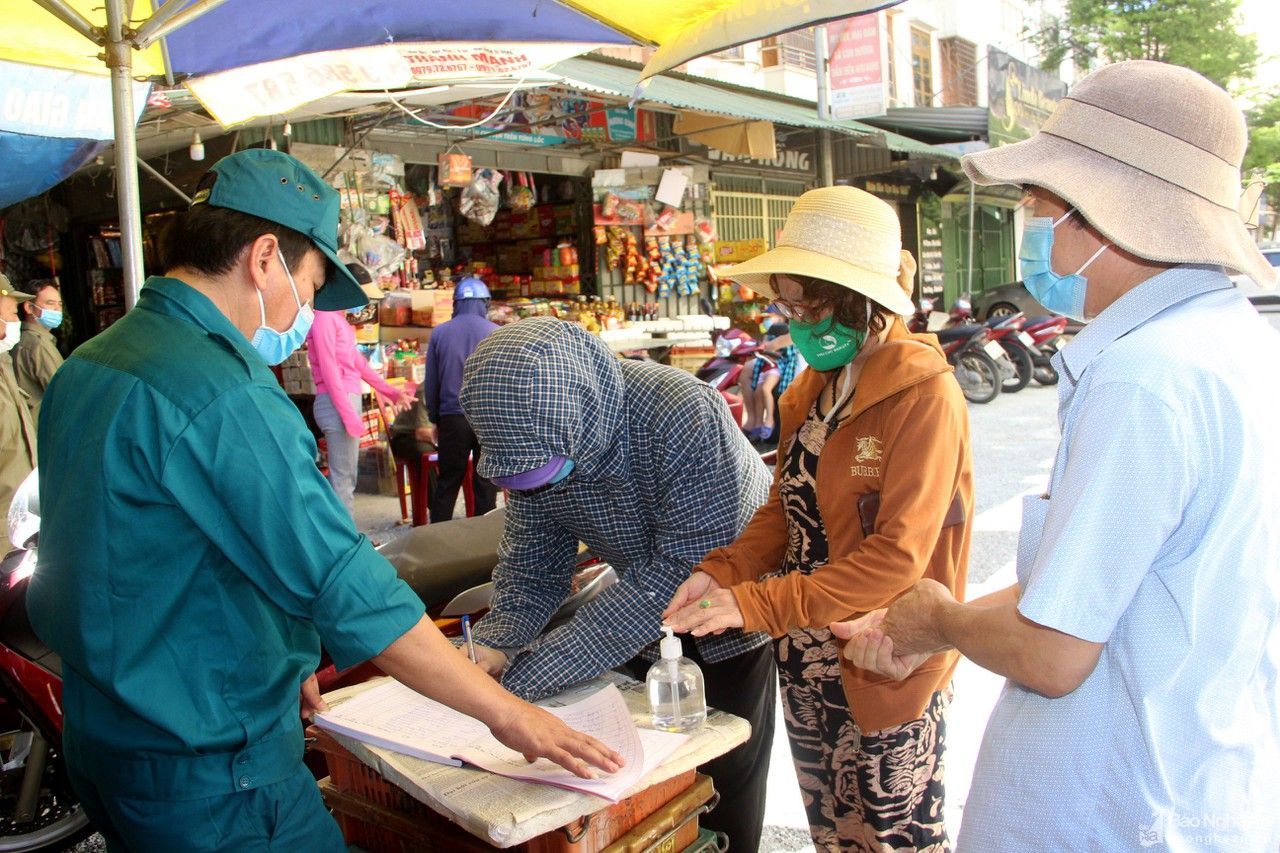 TP. Vinh siết chặt biện pháp phòng dịch tại các khu chợ được mở cửa trở lại