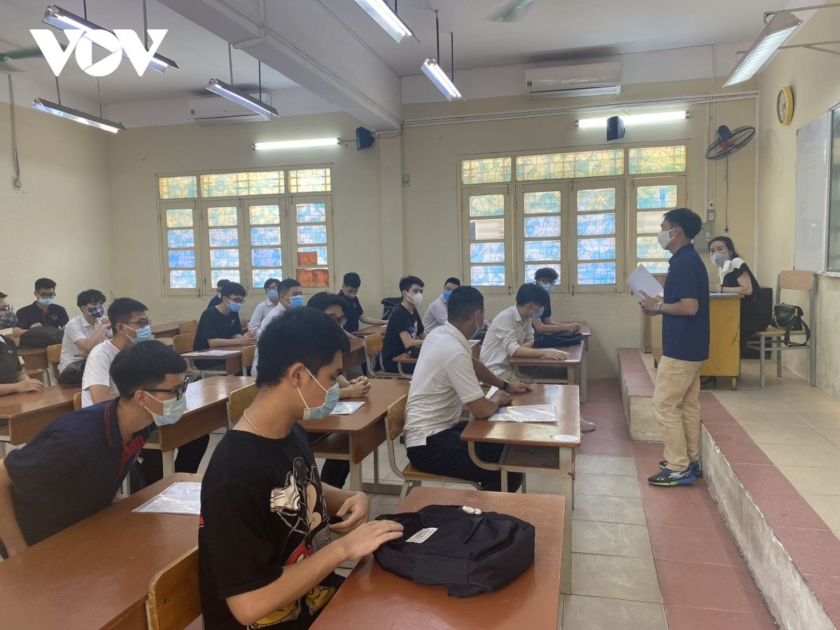 Thí sinh đội nắng, khẩu trang kín mít đi làm thủ tục thi tốt nghiệp THPT