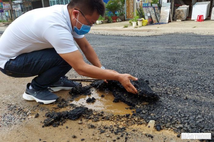 Rải bê tông nhựa trên vũng nước "vá" quốc lộ