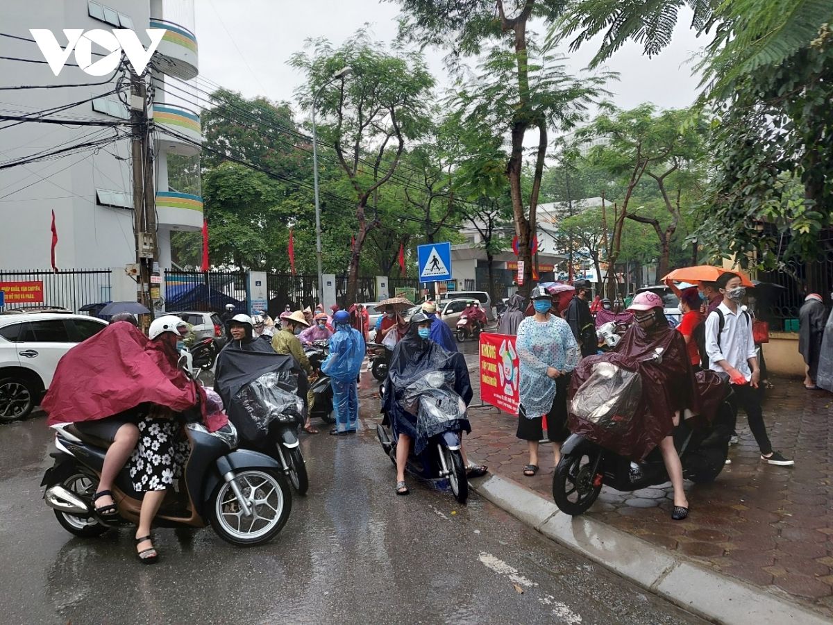 Thí sinh Hà Nội đội mưa đi thi buổi đầu tiên vào lớp 10 THPT