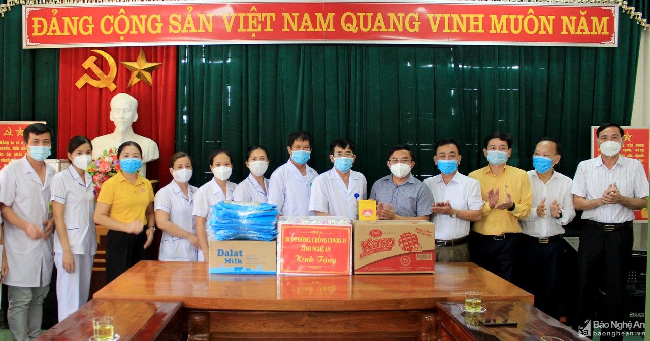 Trưởng ban Dân vận Tỉnh ủy thăm, tặng quà lực lượng tuyến đầu chống dịch 