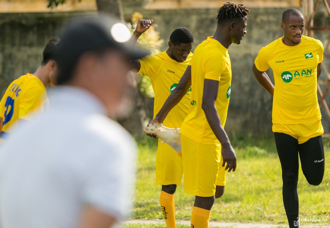 Cận cảnh buổi tập đầu tiên của hai ngoại binh thử việc tại SLNA