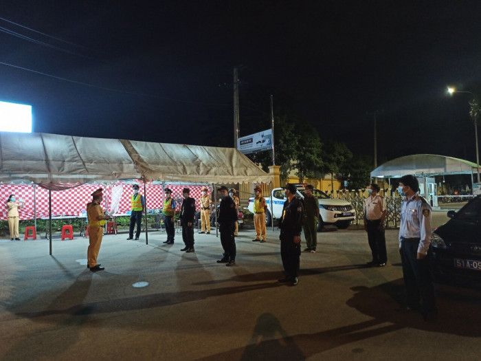 Thiếu giấy xét nghiệm, nhiều tài xế phải quay đầu xe khi đến cửa ngõ TP.HCM