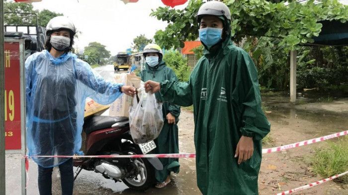 Bếp ăn tình nguyện của "nữ thủ lĩnh" ấm lòng người tuyến đầu chống dịch