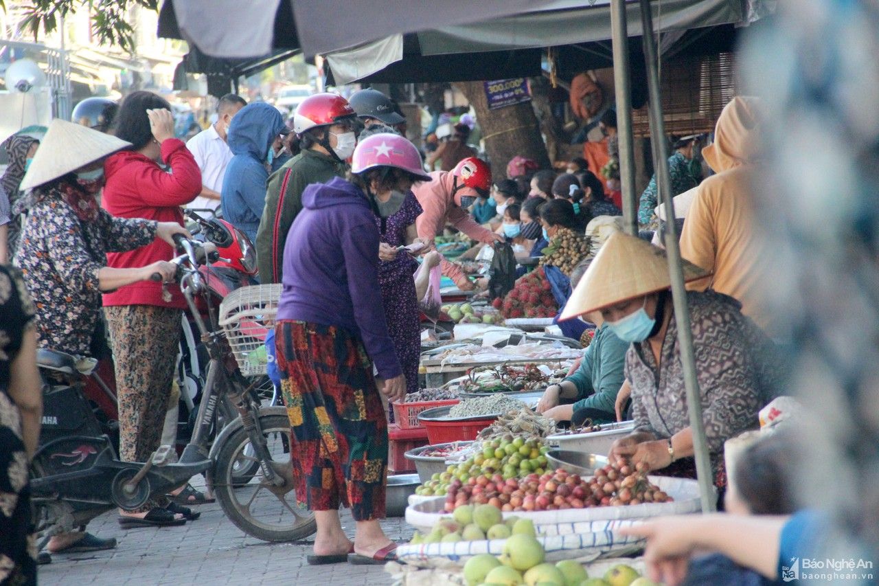 TP.Vinh xử lý tình trạng tập trung đông người trước cổng chợ đầu mối Vinh