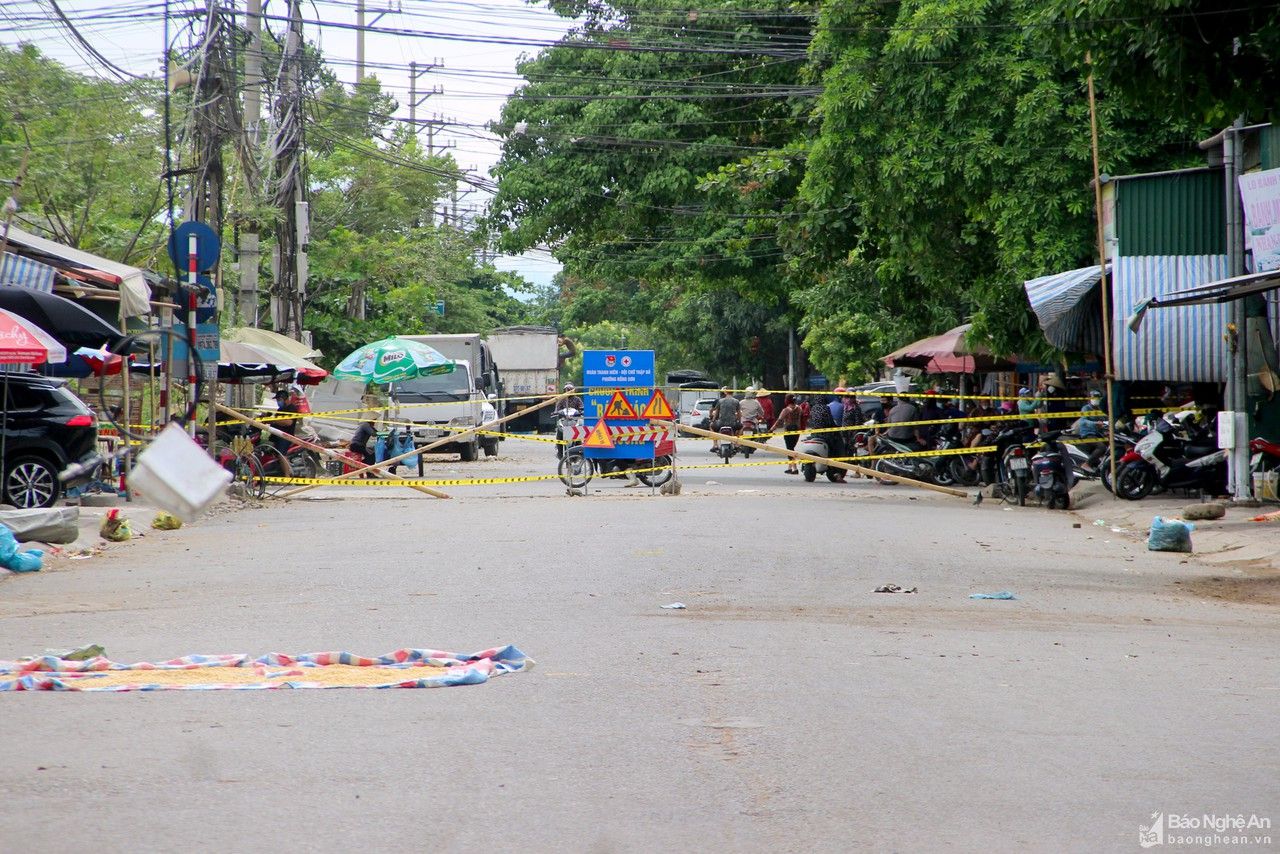 Phong tỏa, lấy mẫu xét nghiệm toàn bộ tiểu thương chợ đầu mối Vinh