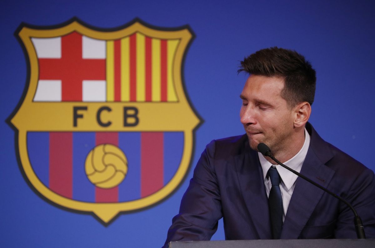 Messi bật khóc khi chính thức nói lời chia tay Barca