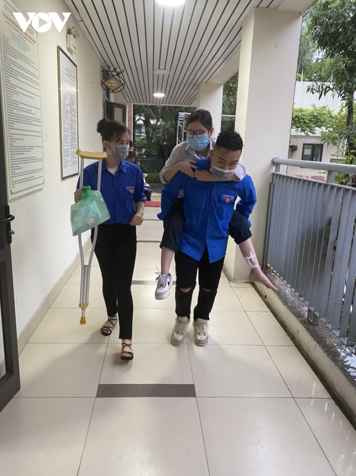 Thí sinh Hà Nội đội mưa đi thi buổi đầu tiên vào lớp 10 THPT