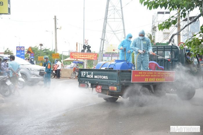 Cận cảnh xe quân đội khử khuẩn trên 4 tuyến đường ở thành phố Thủ Đức
