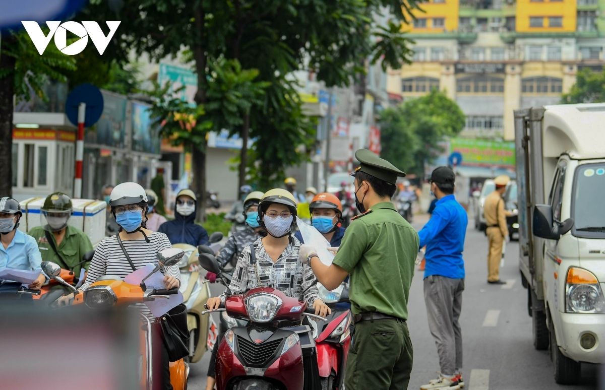 Hà Nội bỏ yêu cầu người dân phải xin xác nhận của UBND phường vào giấy đi đường