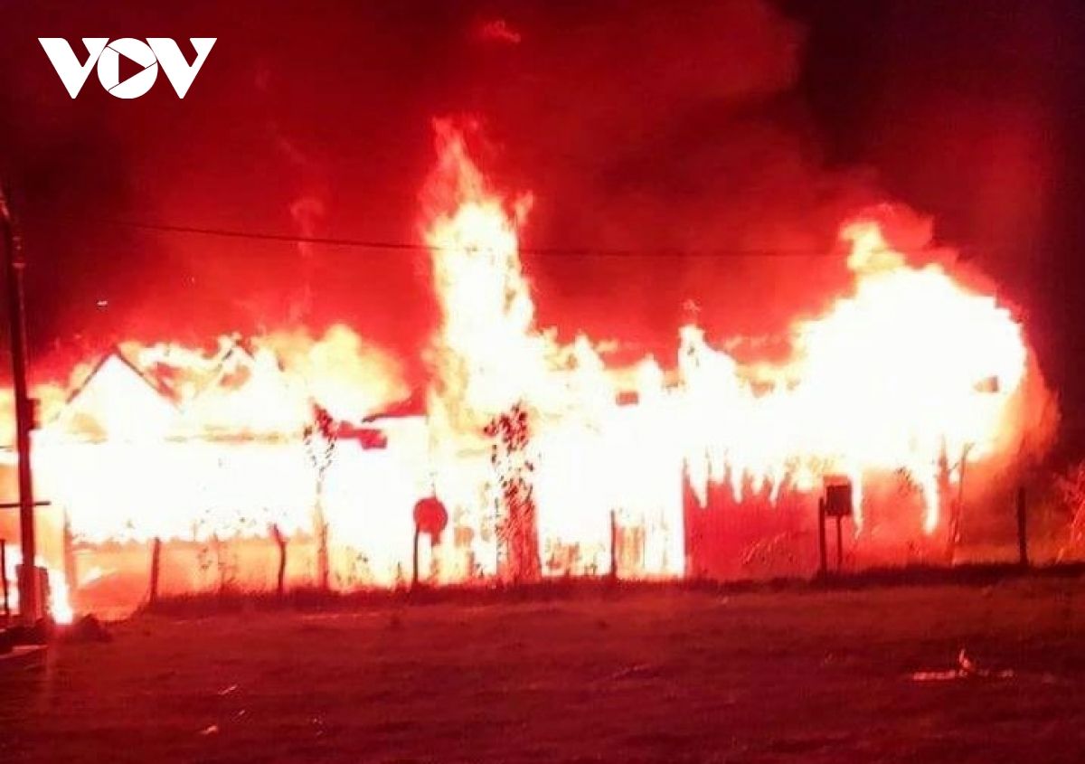 Cháy nhà trong đêm, vợ chồng giáo viên người Cơ Tu trắng tay