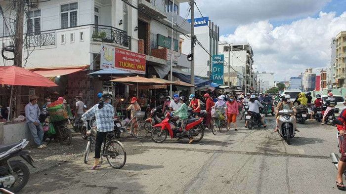 Chùm ảnh: Bất chấp lệnh cấm, chợ tự phát ở TP HCM vẫn nhộn nhịp