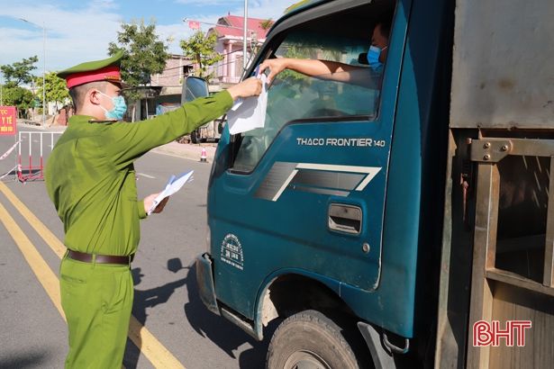 Bên trong thị trấn Xuân An ngày đầu thực hiện phong toả