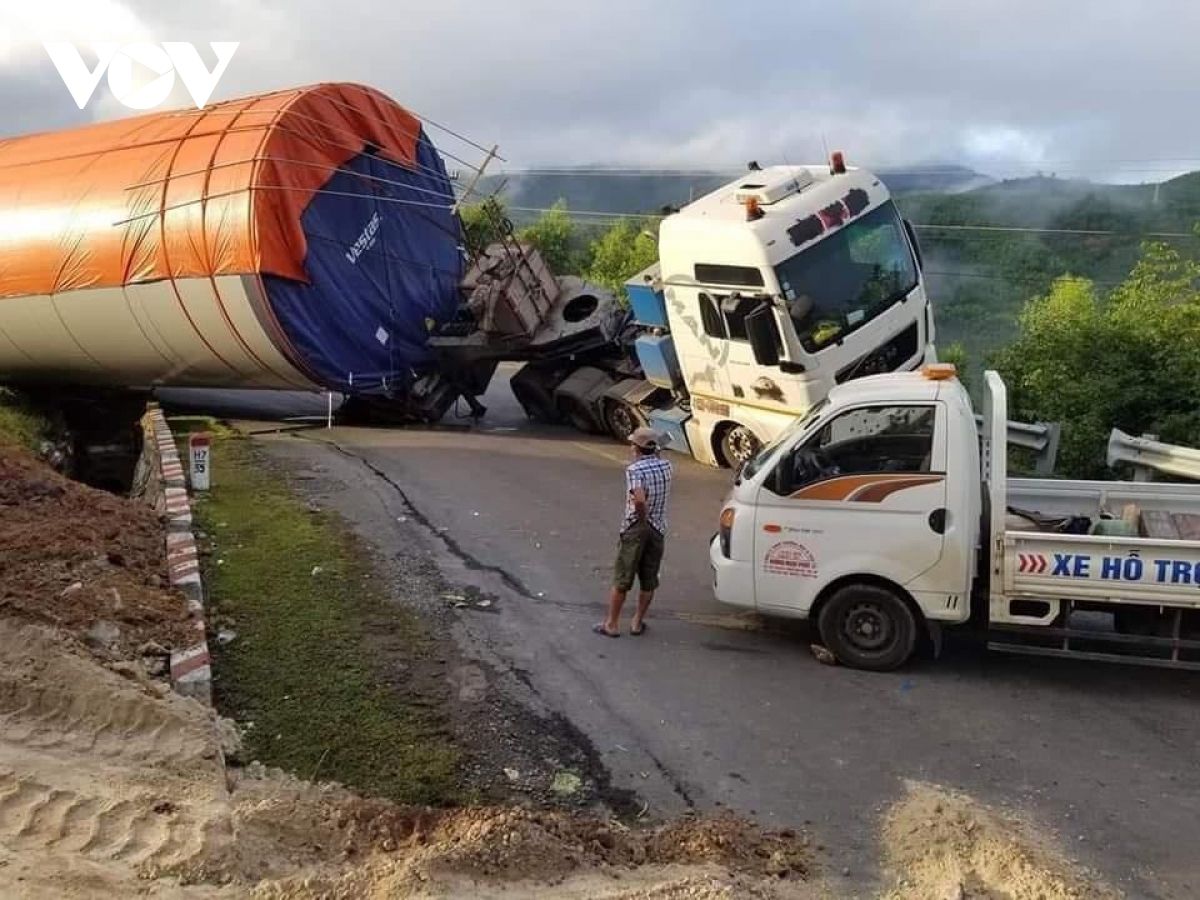 Xe tải siêu trường siêu trọng chở thân trụ điện gió bị lật ngang giữa đèo