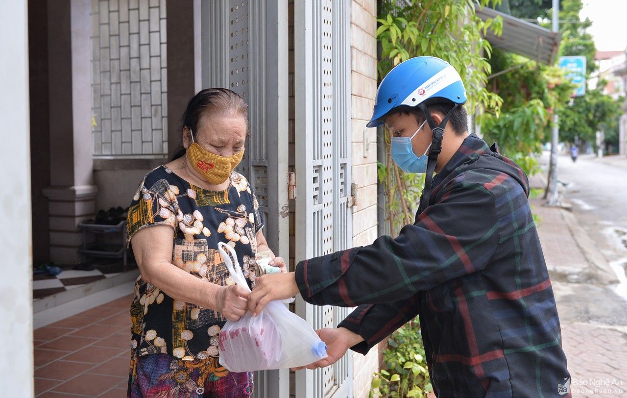 Một ngày đi chợ của tổ hậu cần ở thành phố Vinh