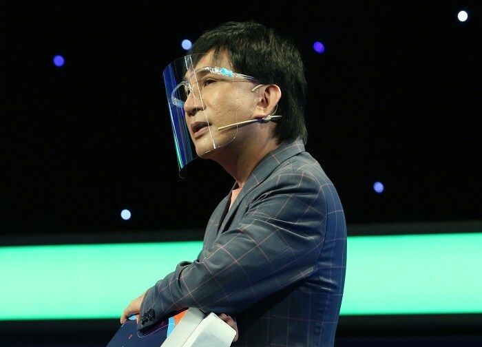 "Tuổi thơ dữ dội" của Kim Tử Long: Cắt tóc con gái, mặc đồ tắm 2 mảnh