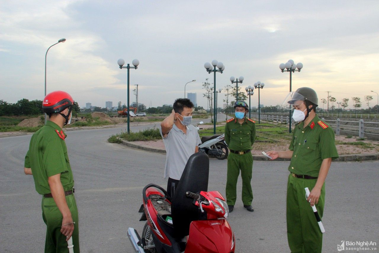 TP. Vinh:  Xử phạt trên 30 trường hợp ra ngoài không cần thiết khi đang cách ly xã hội