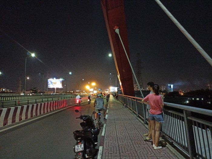 TP.HCM đang "bão" Covid-19, nhiều cặp đôi vẫn ra cầu Thủ Thiêm tình tứ