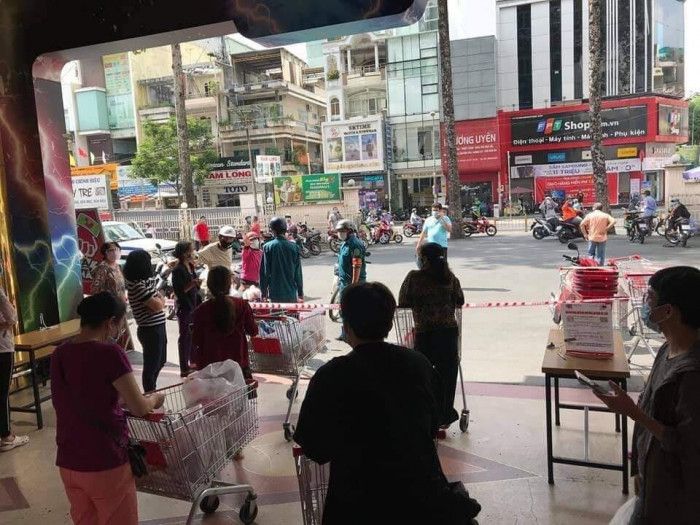 Siêu thị Big C ở TP.HCM tạm đóng cửa: Khách bất ngờ khi bị... giăng dây