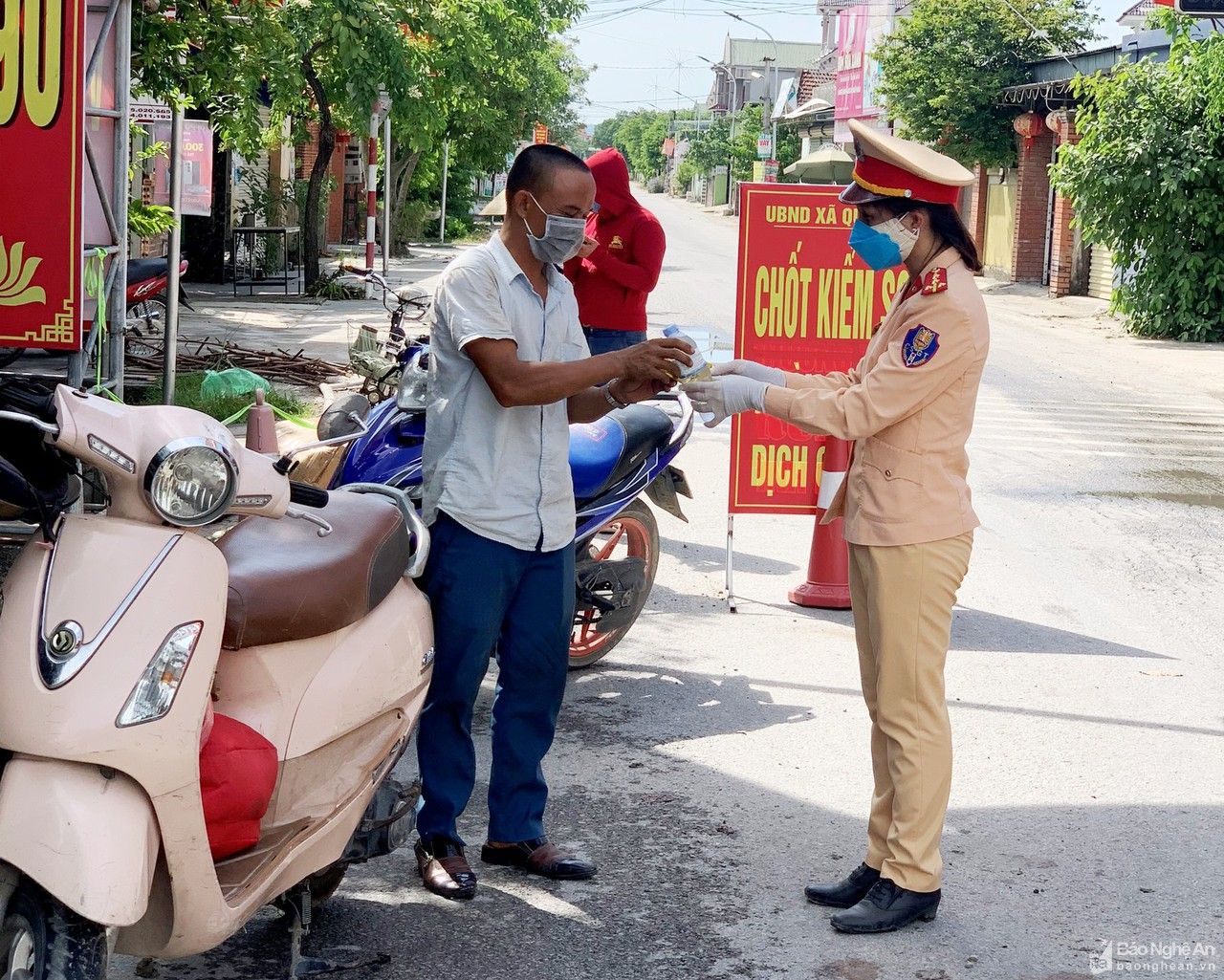 Những ‘bông hồng vàng’ trên tuyến đầu chống dịch