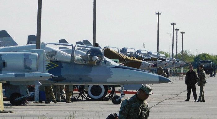 Quyền tổng tư lệnh Ukraine của ông Zelensky đã bị tình báo Anh, Mỹ vô hiệu?