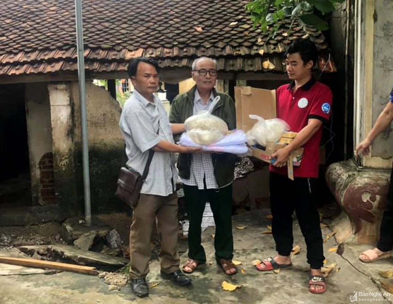 Chuyện người đàn ông quê lúa gom rau, củ, quả chở xe kéo đi hỗ trợ người dân thành phố Vinh