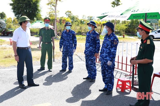 Bên trong thị trấn Xuân An ngày đầu thực hiện phong toả