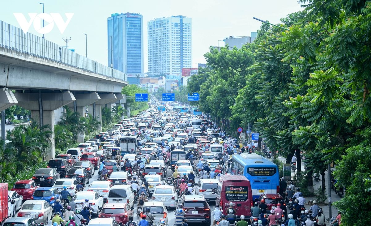 Nới lỏng một số hoạt động, đường phố Hà Nội lại tái diễn cảnh tắc nghẽn