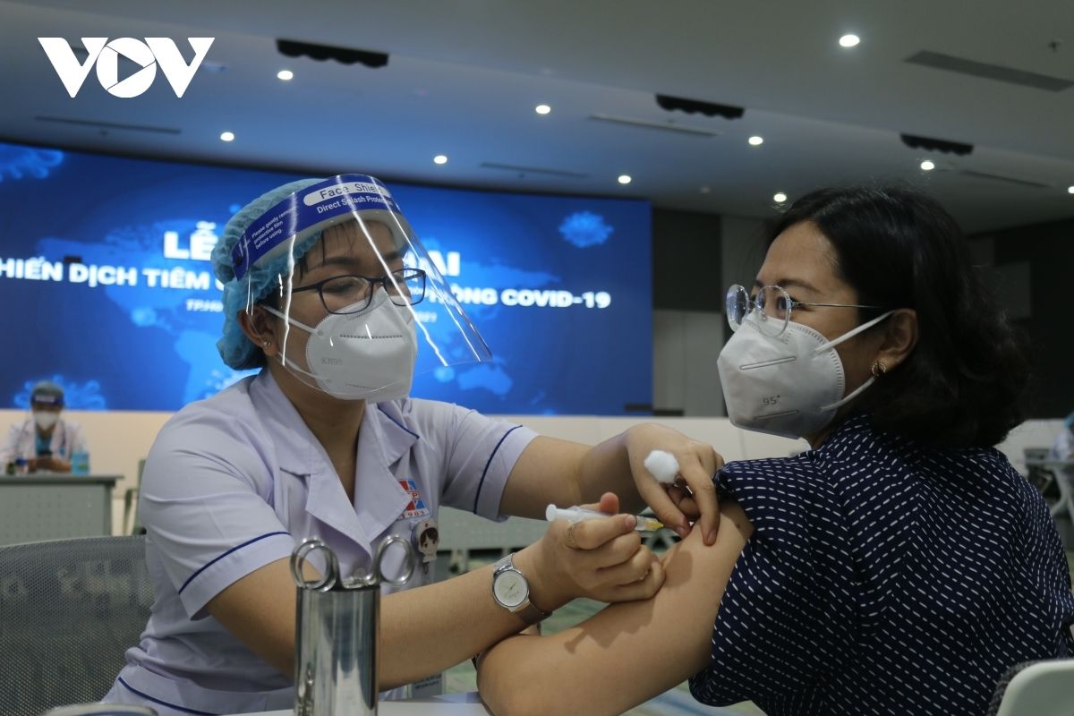 Thủ tướng chỉ đạo tháo gỡ vướng mắc pháp lý, cho phép doanh nghiệp mua vaccine COVID-19