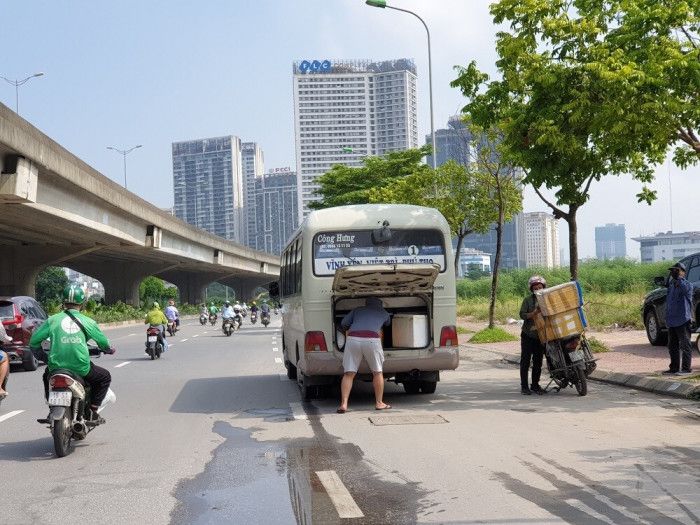 Bến xe Hà Nội "cửa đóng then cài", đường phố thưa thớt sau lệnh giãn cách