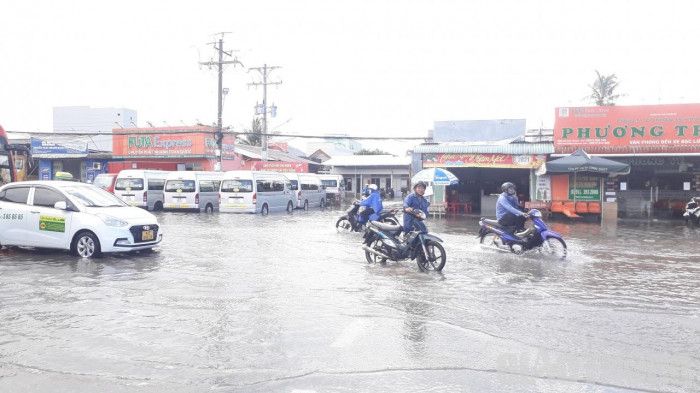 Đường phố ở Bạc Liêu biến thành sông sau trận mưa lớn