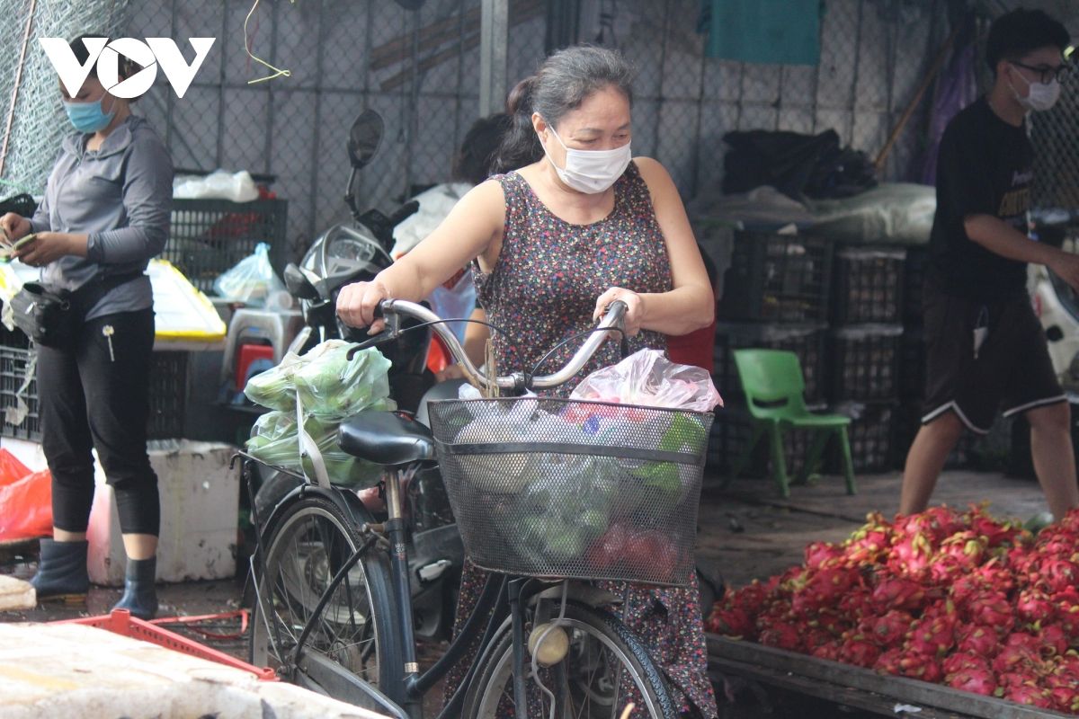 Sáng đầu tiên giãn cách, chợ dân sinh Hà Nội vẫn đông người dù hàng hóa không thiếu