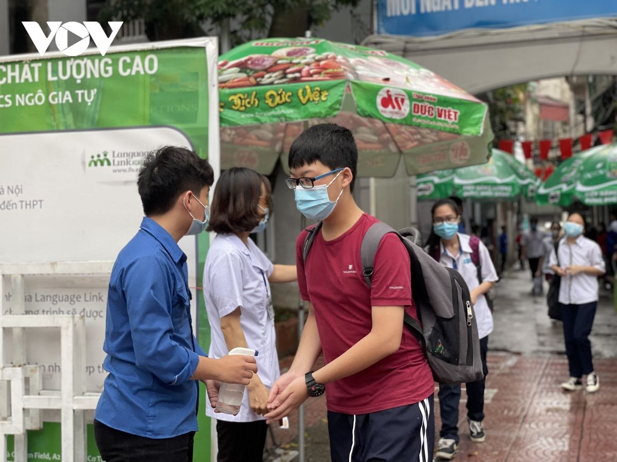 Thí sinh Hà Nội đội mưa đi thi buổi đầu tiên vào lớp 10 THPT