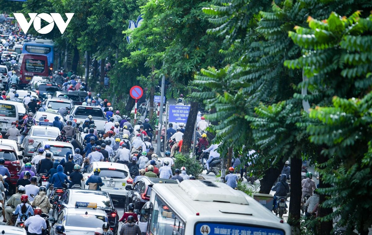 Nới lỏng một số hoạt động, đường phố Hà Nội lại tái diễn cảnh tắc nghẽn