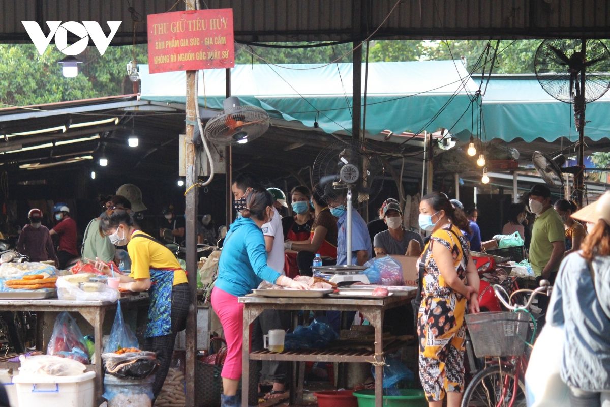 Sáng đầu tiên giãn cách, chợ dân sinh Hà Nội vẫn đông người dù hàng hóa không thiếu