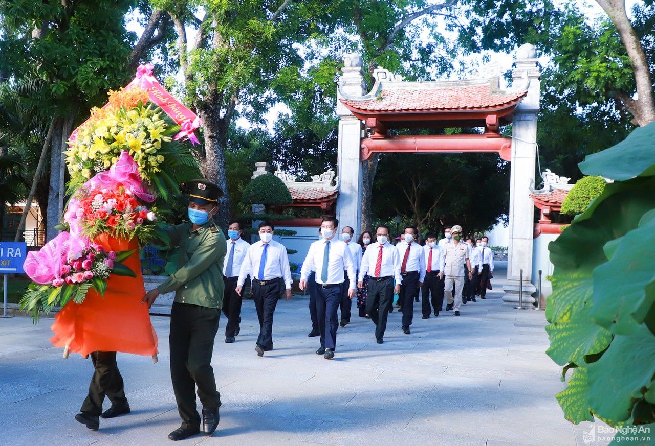 Lãnh đạo tỉnh dâng hoa tưởng niệm Chủ tịch Hồ Chí Minh và các Anh hùng liệt sỹ