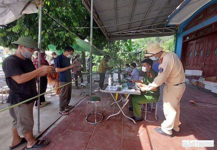 Chuyện những người chiến sỹ công an gác tình riêng, bám chốt phòng dịch